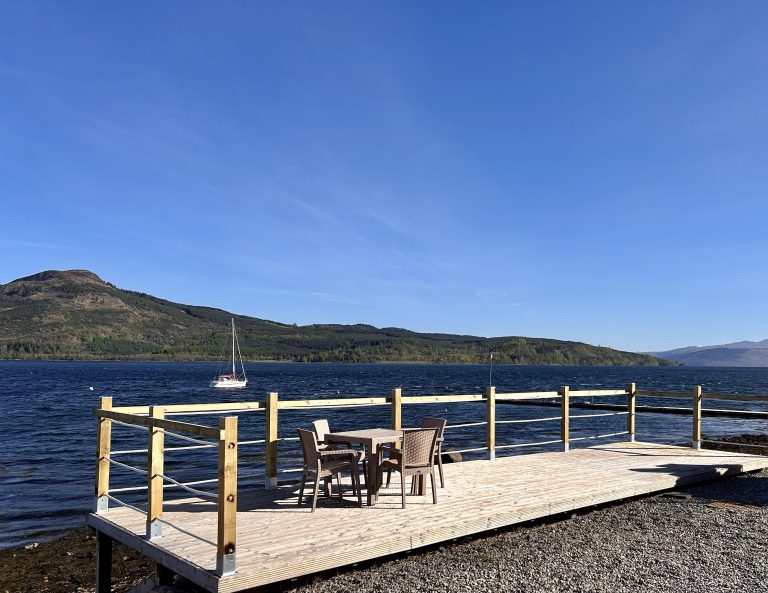 Mid Village Croft – Lochside Charm in Newton